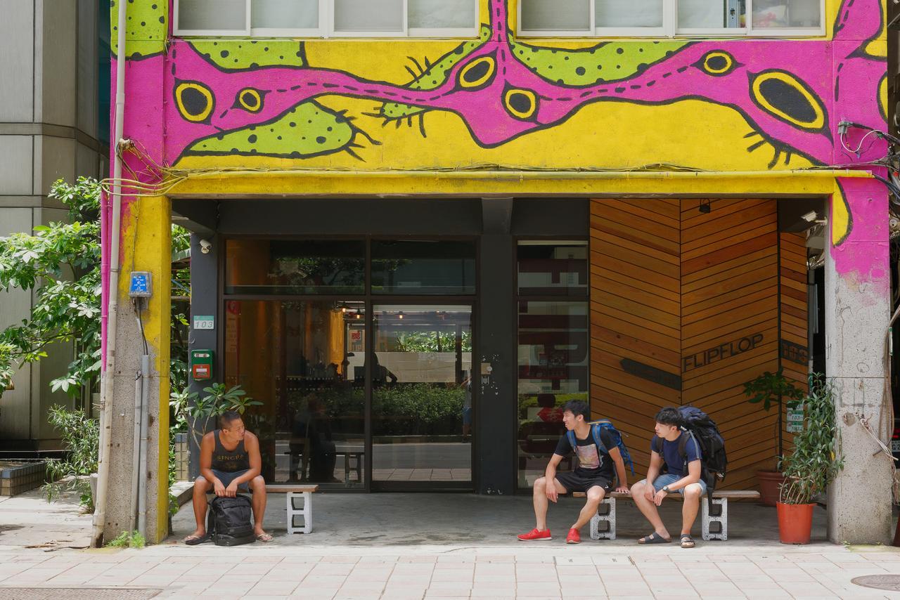 Flip Flop Hostel - Main Station Taipei Exterior photo