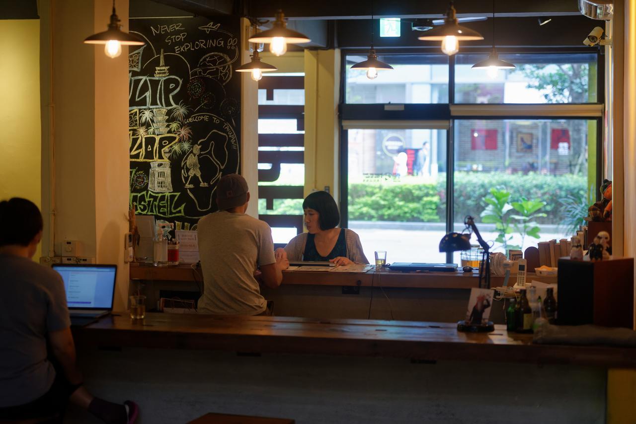 Flip Flop Hostel - Main Station Taipei Exterior photo