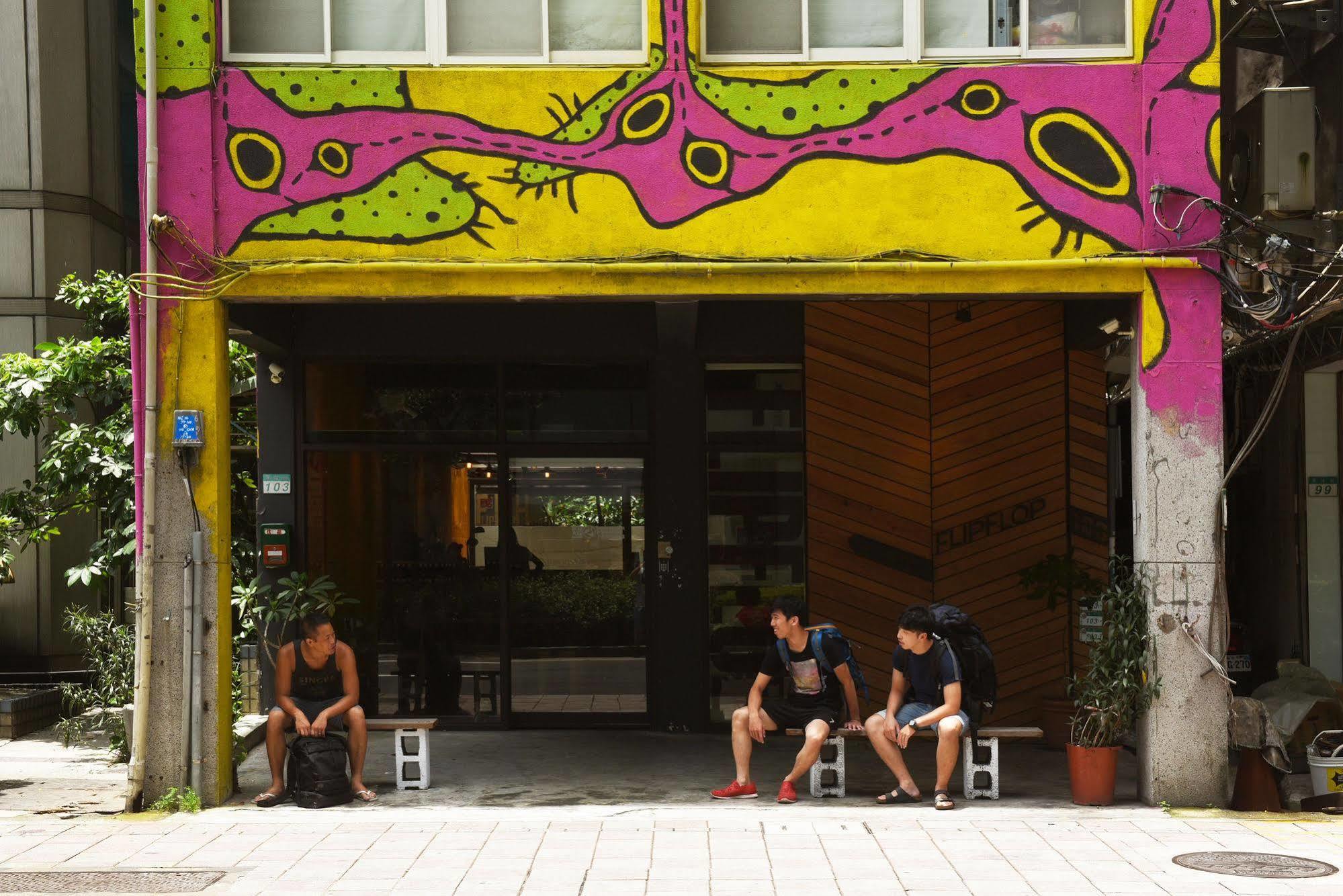 Flip Flop Hostel - Main Station Taipei Exterior photo