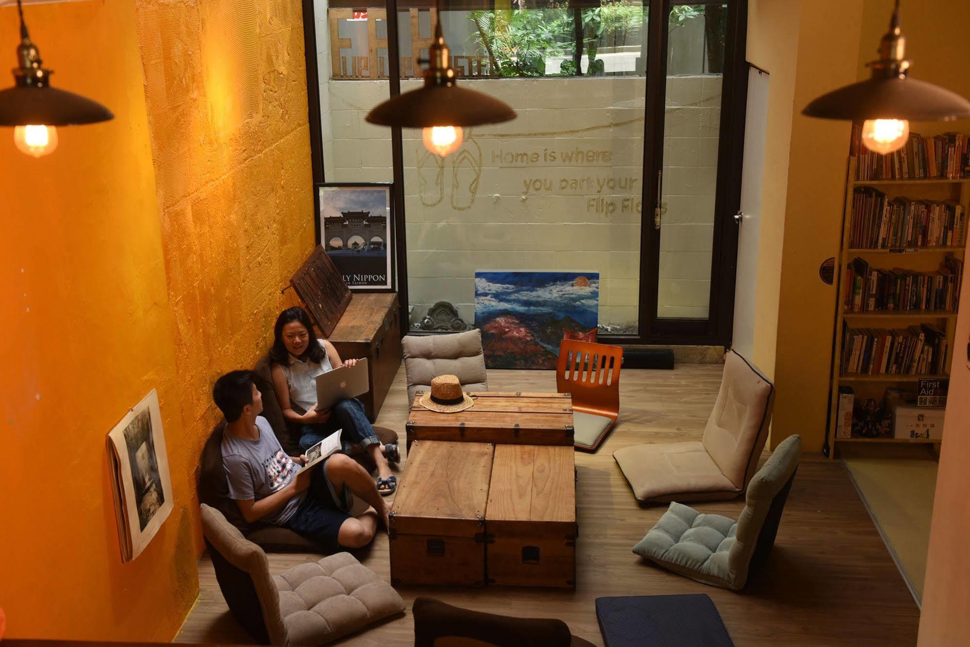 Flip Flop Hostel - Main Station Taipei Exterior photo
