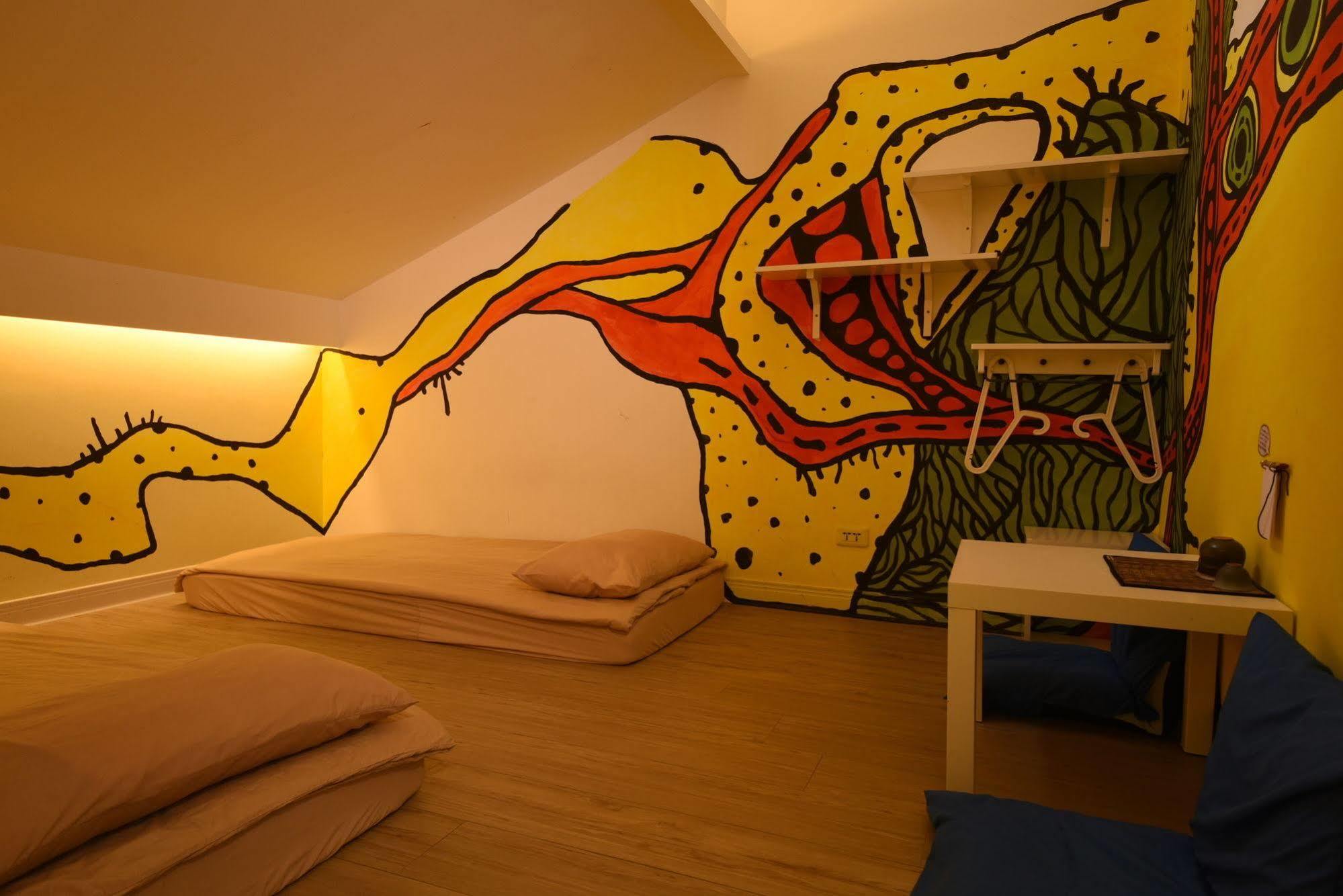 Flip Flop Hostel - Main Station Taipei Exterior photo