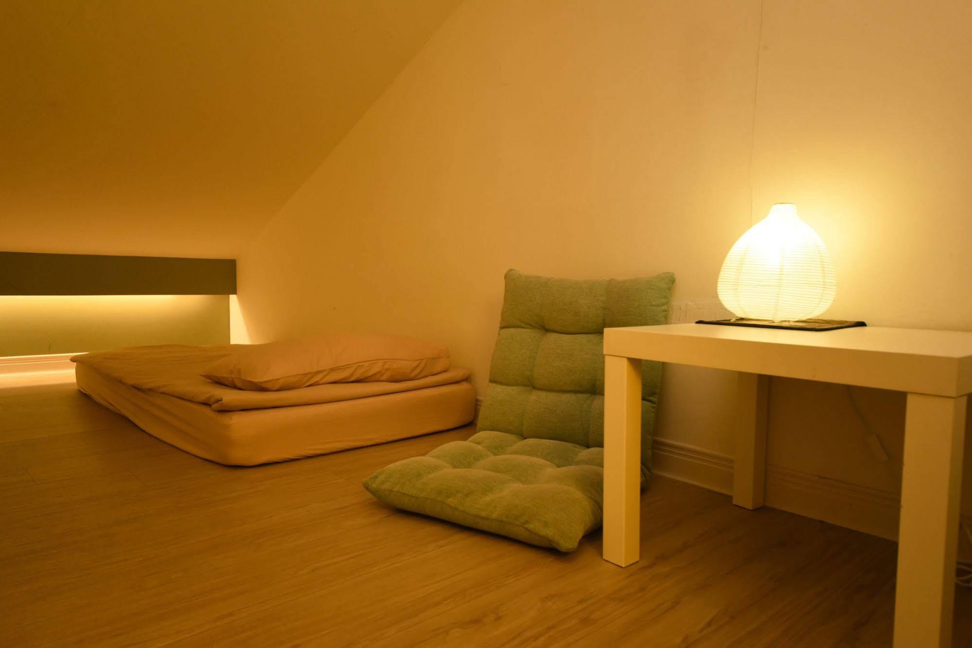 Flip Flop Hostel - Main Station Taipei Exterior photo