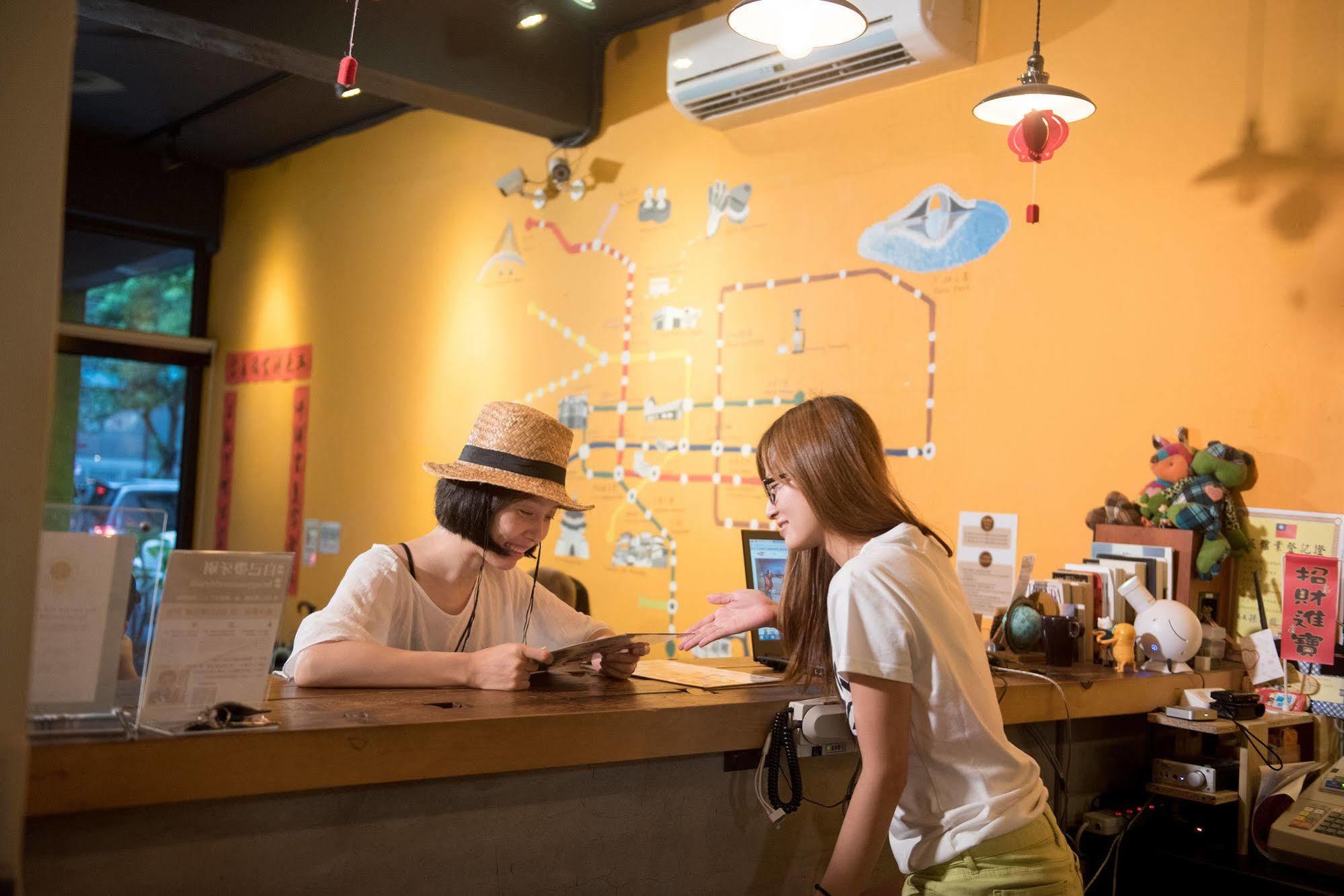 Flip Flop Hostel - Main Station Taipei Exterior photo