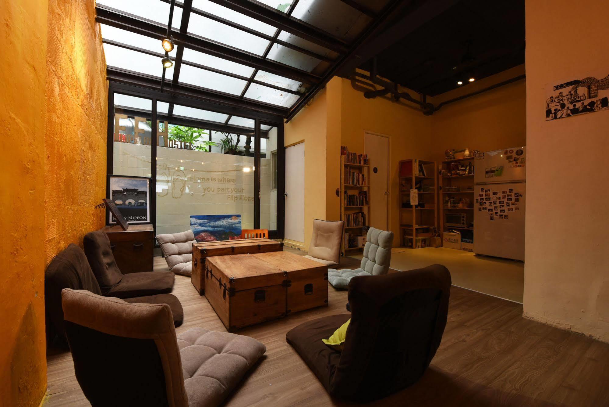 Flip Flop Hostel - Main Station Taipei Exterior photo
